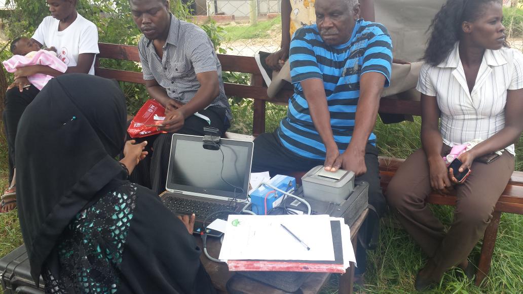 iebclik005's tweet photo. Mzee Halfan ,62, registering as a voter today courtesy of the ongoing IEBC Annual Voter Education Week in Likoni http://t.co/PxFVPLwbmA