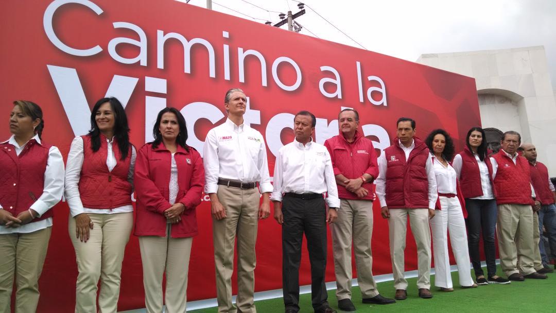 PRI_Nacional's tweet photo. Nuestro líder @CCQ_PRI viene a expresar apoyo a #LosMejoresCandidatos de Huixquilucan @Fer_MaldonadoH @alfredodelmazo http://t.co/f0dEKRIVh5