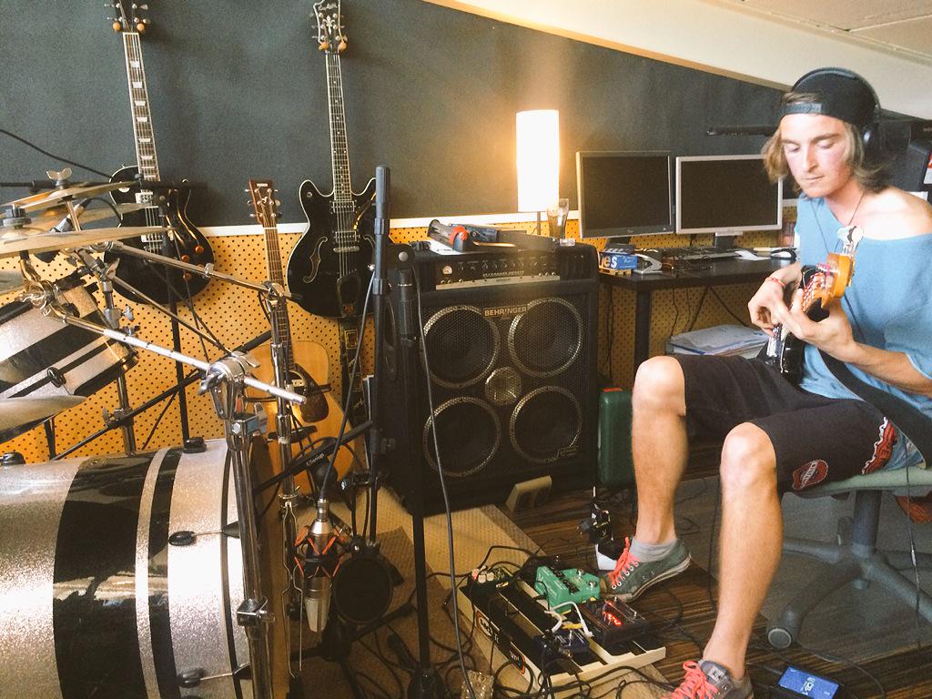 hollywoodhouse_'s tweet photo. In the studio with Drifters' Collective. #studio #sessions #drums #bass http://t.co/ucAEHtLOfH