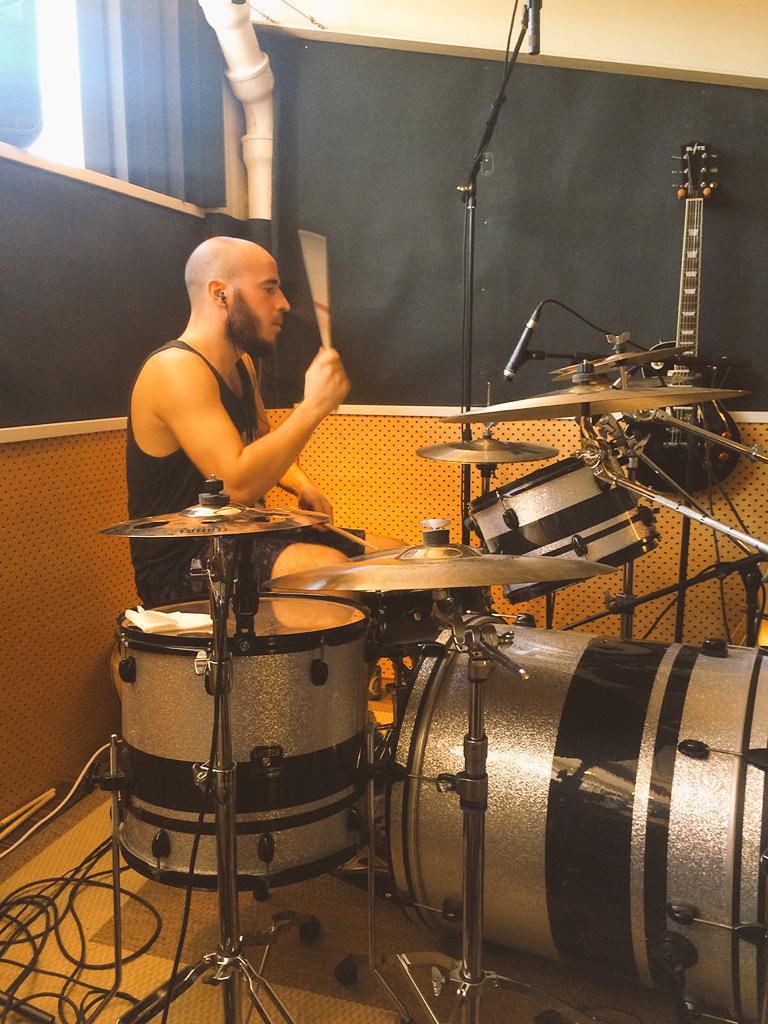 hollywoodhouse_'s tweet photo. In the studio with Drifters' Collective. #studio #sessions #drums #bass http://t.co/ucAEHtLOfH