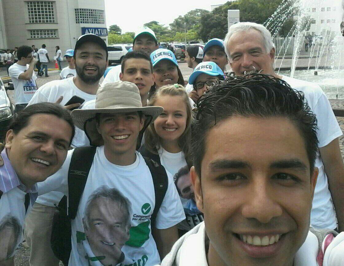 cristianrtp's tweet photo. Reivindicamos la vida por medio de la risa. #CREEMOS #CristianRestrepoAlConcejo #APieConLosFedericos #7 @FedericoRes http://t.co/8wEE1CxskN