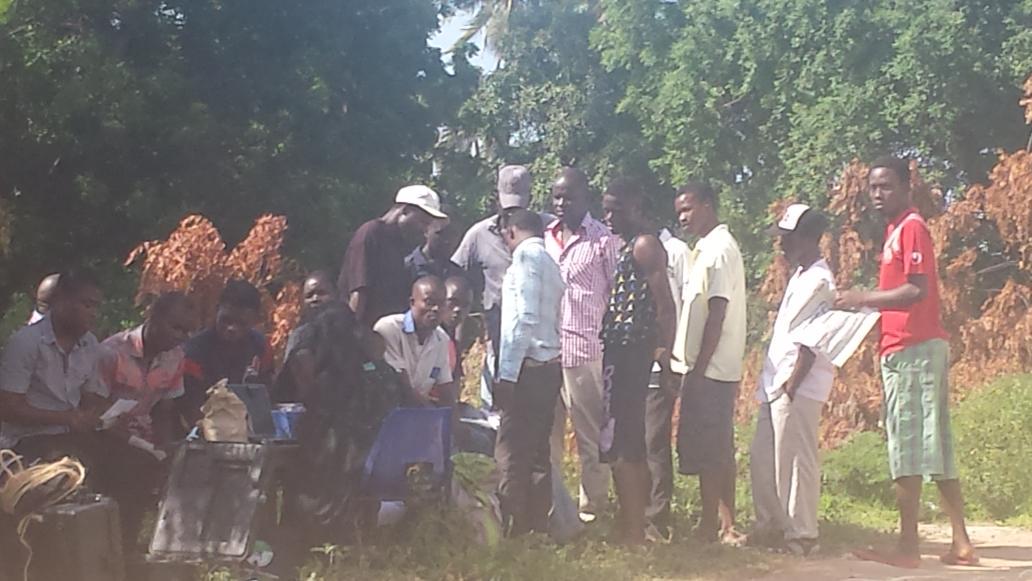 iebclik005's tweet photo. Queues got long as voters verified their registration status and got other onsite services in Timbwani ward#AVEW http://t.co/TNMBt17bTg