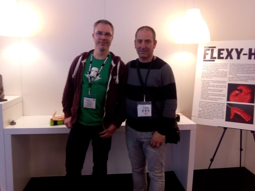 jclizarbe's tweet photo. Hemos tenido la suerte de conocer a Steve Wood @gyrobotuk creador de la #flexyhand http://t.co/O7XBs0zrPt
