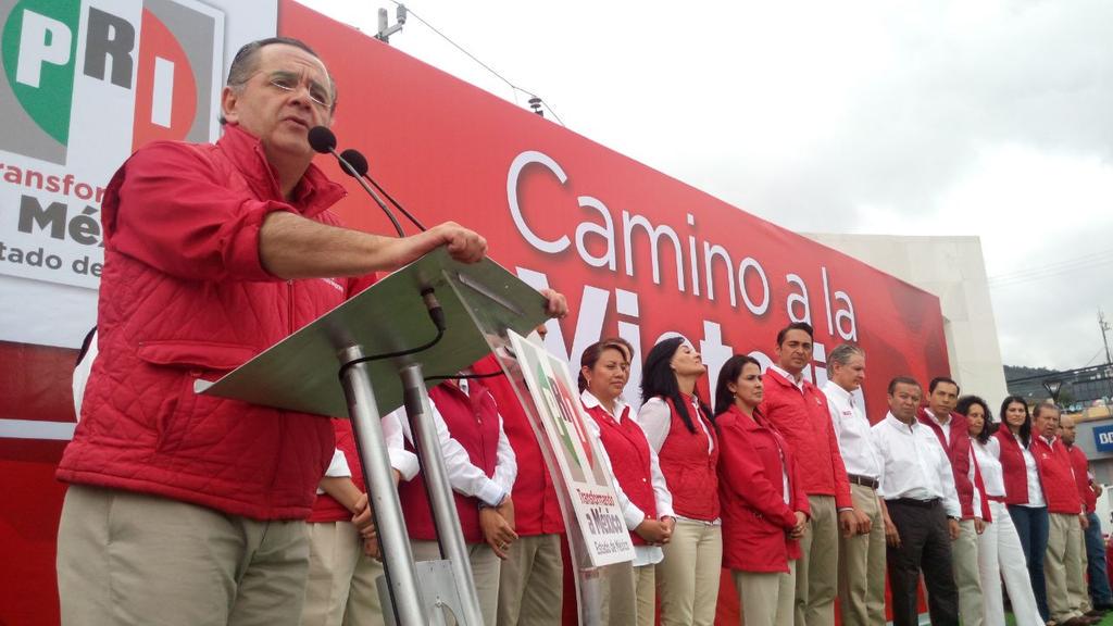PRI_Nacional's tweet photo. Estamos haciendo campañas escuchando a las comunidades, #DeLaManoConLaGente: @Fer_MaldonadoH. @PRI_EDOMEX http://t.co/6YZn1meNSM