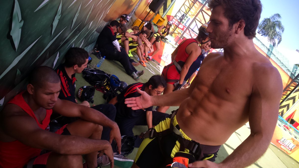 TCdeportesEC's tweet photo. Foto exclusiva | @ArielC7tc se acercó en donde estaba @DouglasC7tc y le dijo "Encontré tu punto débil, prepárate". http://t.co/LbUM7UO8HC