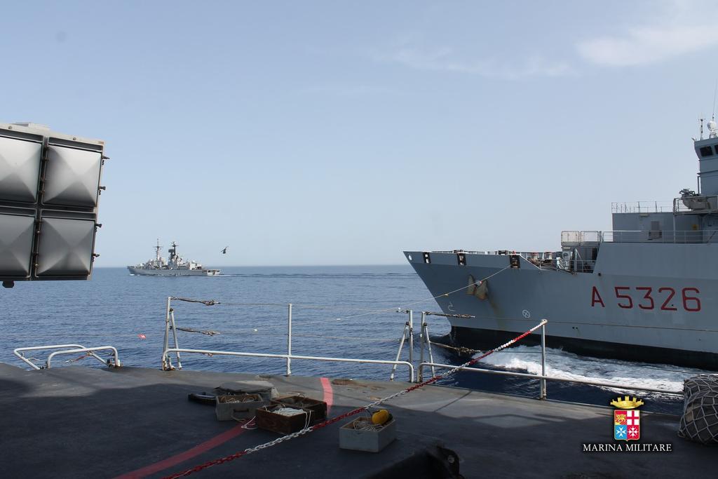 #MarinaMilitare Mar #Mediterraneo Ripianamento logistico per navi Espero e DeLaPenne da nave Etna con Eli nave Fasan