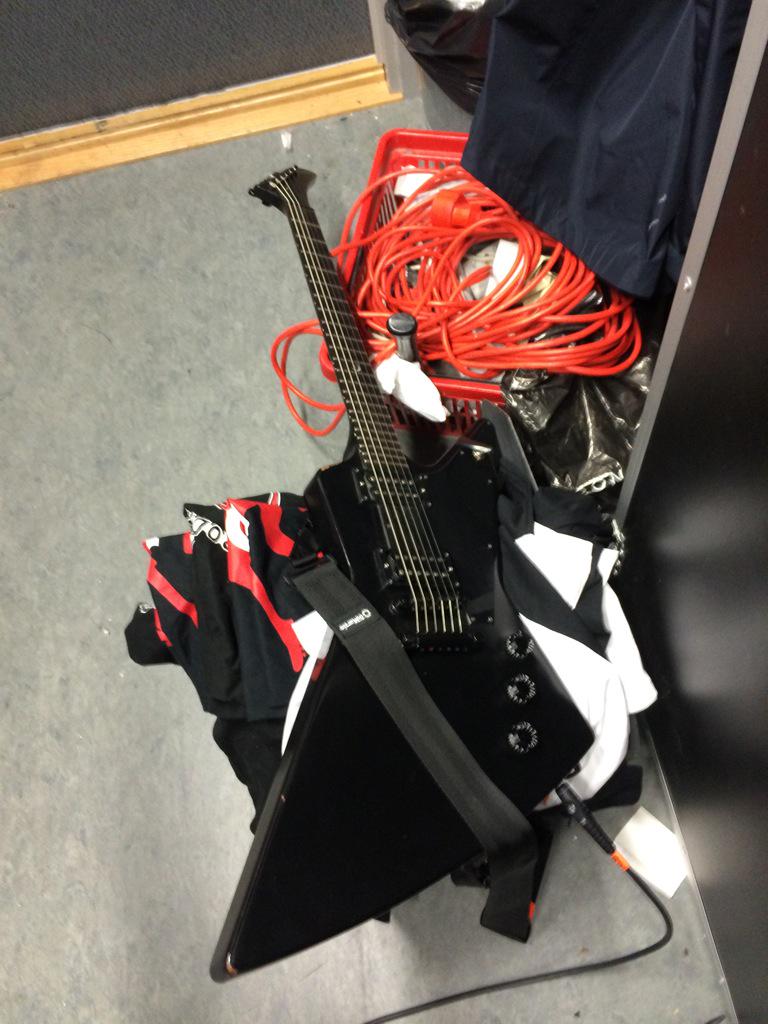 NitroDive's tweet photo. Albert has bought a new guitar stand for his Explorer 😊 http://t.co/c4bQAxnq74
