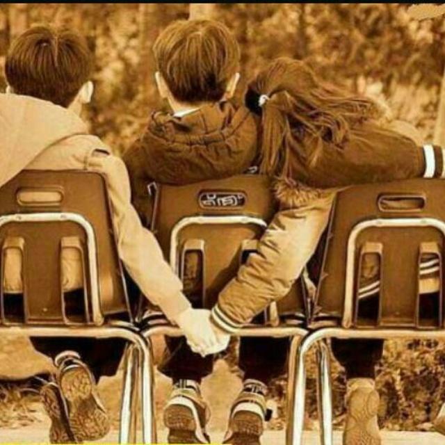 گبل چان اليحب مايعرف يخون… 
وقوانين العشگ چانت عقيـده… 
هسه الي تحبه يسولف وياك… 
ويحب انسان ثاني وايده بيده…