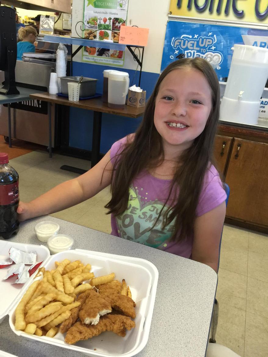RevPackers's tweet photo. When dad comes to school with lunch #goodreaction http://t.co/8k3WuE83Fl