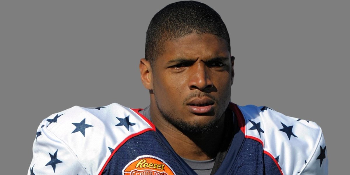 XtraMagazine's tweet photo. Welcome to Canada, Michael Sam! NFL's first openly gay player signs w/ MTL Alouettes @mtlalouettes @michaelsamnfl http://t.co/g9MoPZ8mEX