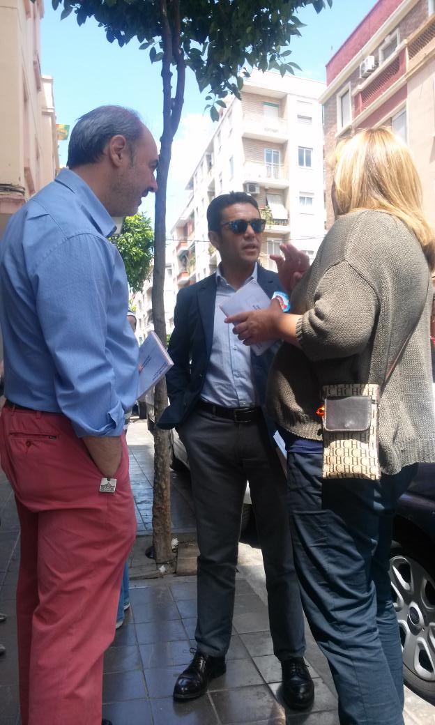 validovalencia's tweet photo. @AnaAlbert1 @bernalsanchis @CarlosMundina Ya terminando la campaña por Benimaclet, visita a comercios agradable. 👍 http://t.co/jj6e5y2K44