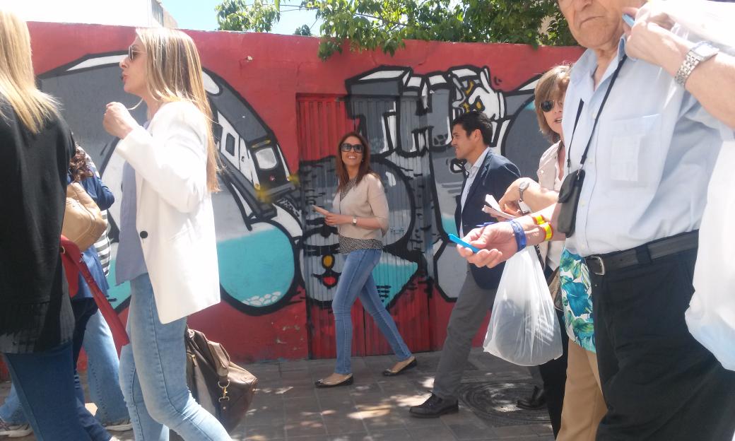 validovalencia's tweet photo. @AnaAlbert1 @bernalsanchis @CarlosMundina Ya terminando la campaña por Benimaclet, visita a comercios agradable. 👍 http://t.co/jj6e5y2K44