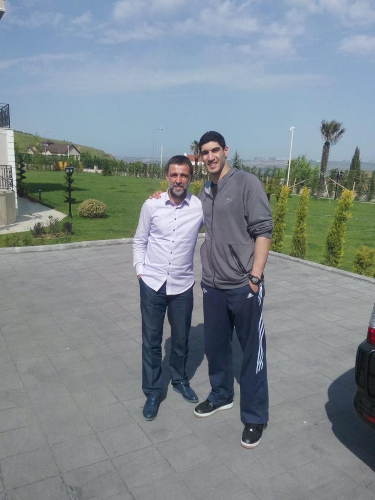 sonsoz61's tweet photo. "@hakansukur: Sevgili kardeşim @Enes_Kanter destek ziyaretinde bulundu. Düşünün ben bile kısa kaldım yanında;) http://t.co/c8j8KnzFzT"