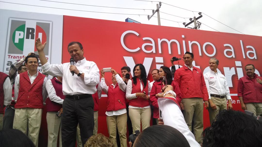 PRI_Nacional's tweet photo. La tarea del PRI siempre es una labor en equipo, un quehacer en familia: @CCQ_PRI #DeLaManoConLaGente @PRI_EDOMEX http://t.co/qOBiiuGHwb