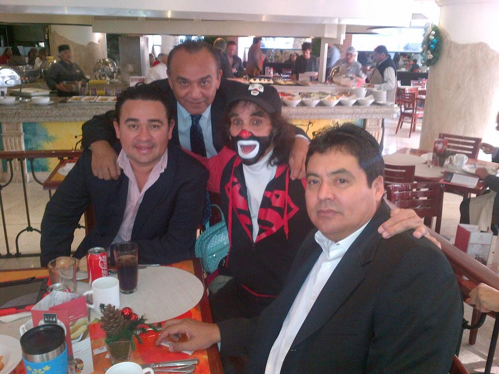 Saludos a mi amigo <a href="/fcoatondo/">Francisco Atondo</a> por su cumpleaños! Un hombre de trabajo y de vision <a href="/CarlosJoaquin/">Carlos Joaquín</a>