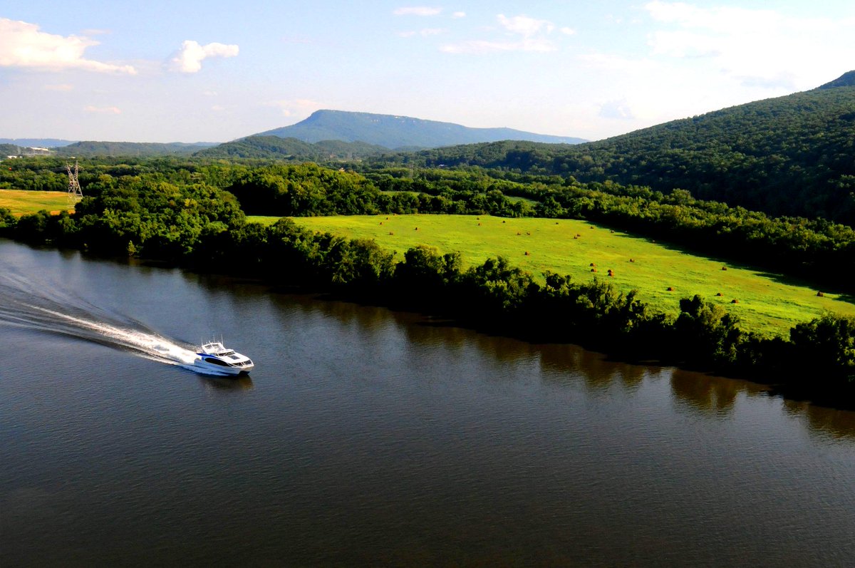 visitchatt's tweet photo. Why should #Chattanooga win the #BestTowns2015 comp? For the beautiful TN River, of course! http://t.co/GwF4VuPGyU http://t.co/ywjkR970lF