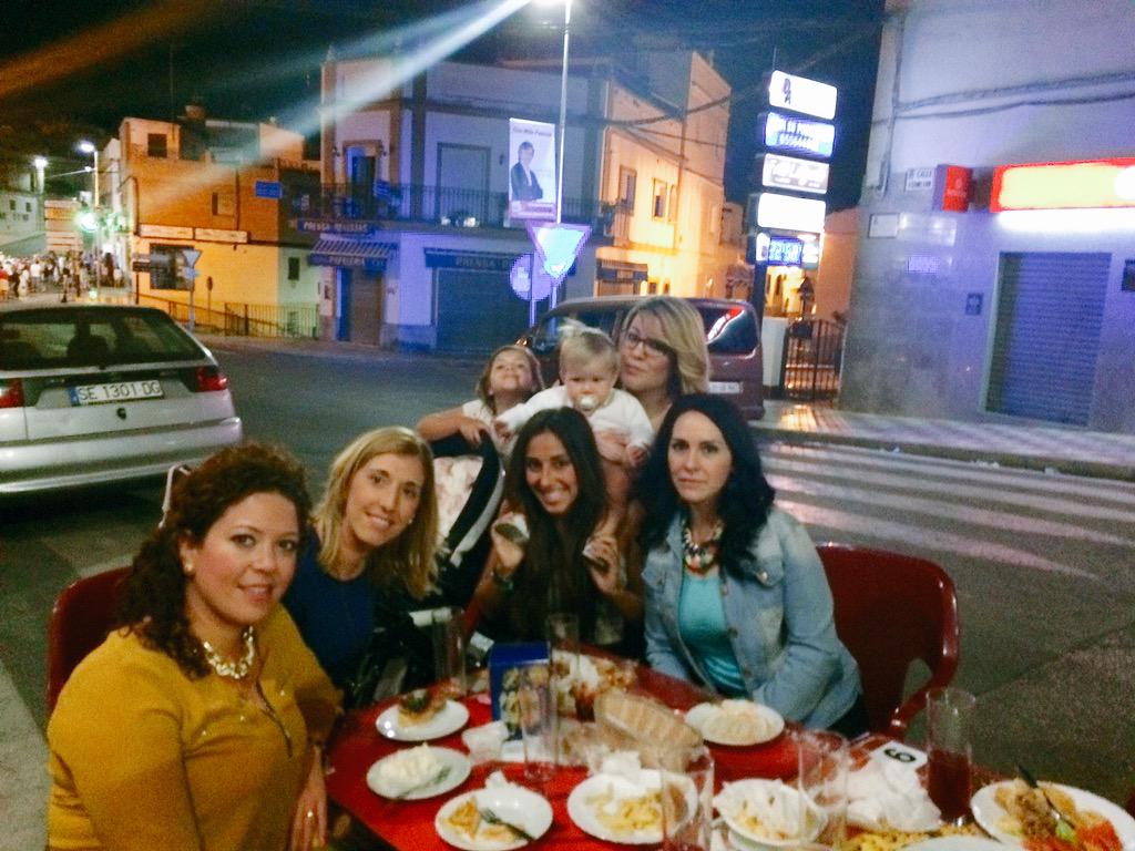 Smfa8's tweet photo. Noche de almejurris🐚 @Cgg19Garc  @mamireclau  @ortizbenju  @patri_alcala http://t.co/W6aMFMMzYS