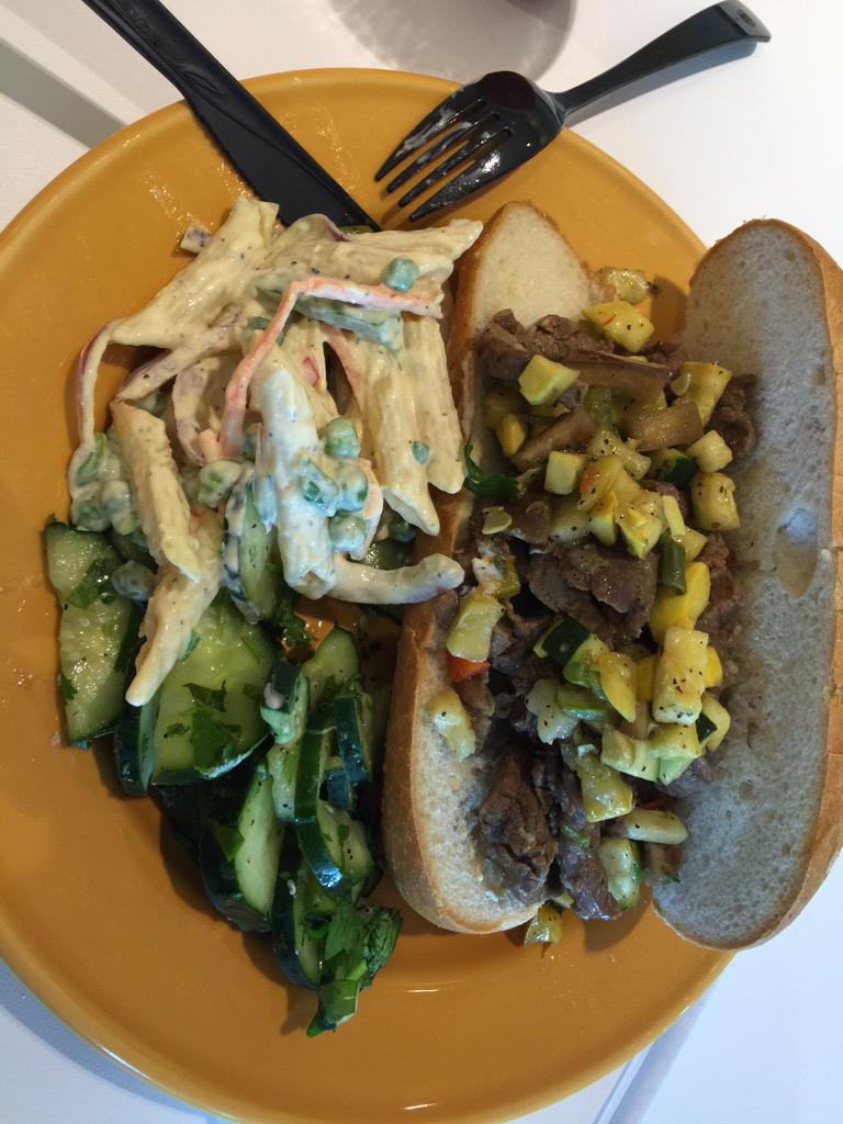 HolyCaesar's tweet image. 伙食还可以就就是要收费！