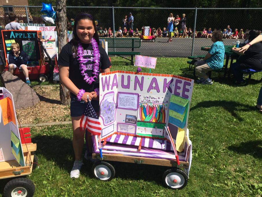 RickCarson6's tweet photo. 4th grade City parade in the Dells and look what this Thundercloud, Decorah descendant picked as her city. #warriors http://t.co/KlVkapAcs8