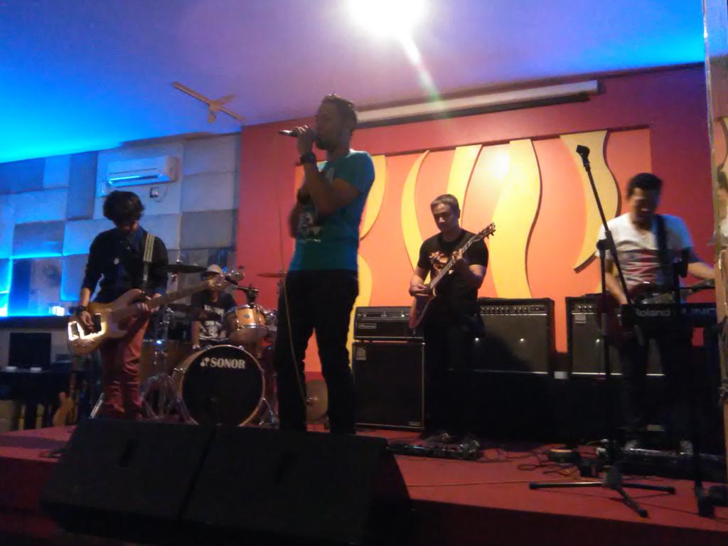 #Topogthepop #Anniversary14th NOWARS  <a href="/ptwocafesby/">ptwocafe_sby</a> with <a href="/MrBranddyBand/">Mr.Branddy Official</a> Good Performance  😙