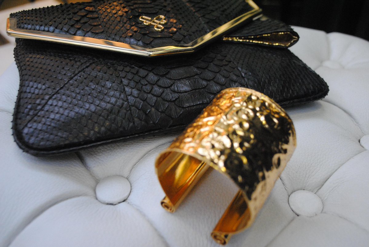 muliermoda's tweet photo. Clutch Gabriela en piel de pitón de Fiocco, combínalo con el brazalete, recuerda que los accesorio definen tu look! http://t.co/RPyVpptwPV