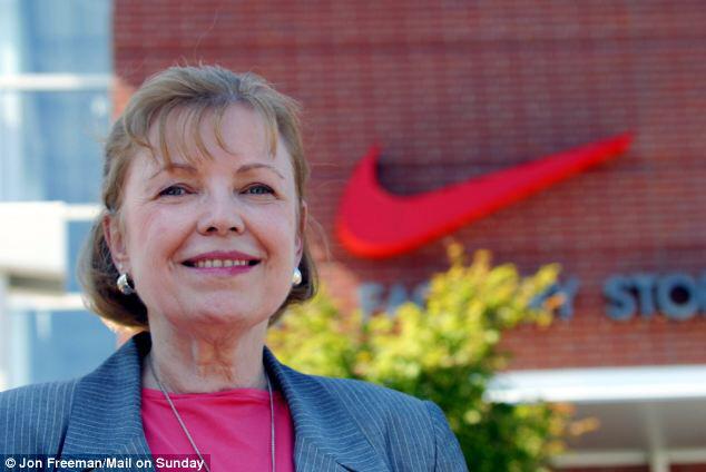 m_0g's tweet photo. كارولين ديفيدسون 
مصممة علامة NIKE تقاضت 35 دولار فقط مقابل تصميمها للشعار !
الجدير بالذكر أن أرباح الشركة 13مليار http://t.co/17Iy42shxb