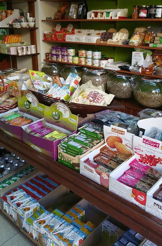 Rodanthi_Bio's tweet image. Ο πάγκος με τα καλούδια περιλαμβάνει "junk food" που θα ικανοποιήσει και το πιο κακό παιδί rodanthibio.pblogs.gr/2015/05/enalla…