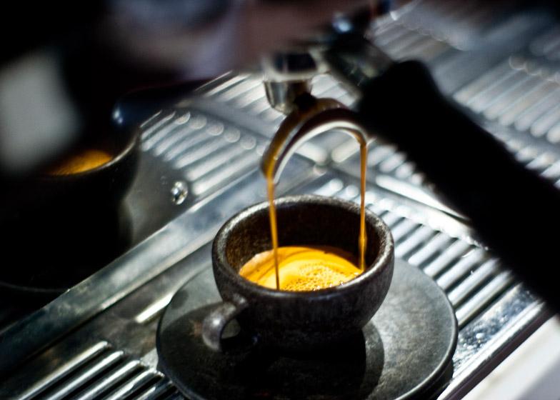 Old coffee grounds turned into reusable cups: dezeen.com/2015/05/22/kaf… #design