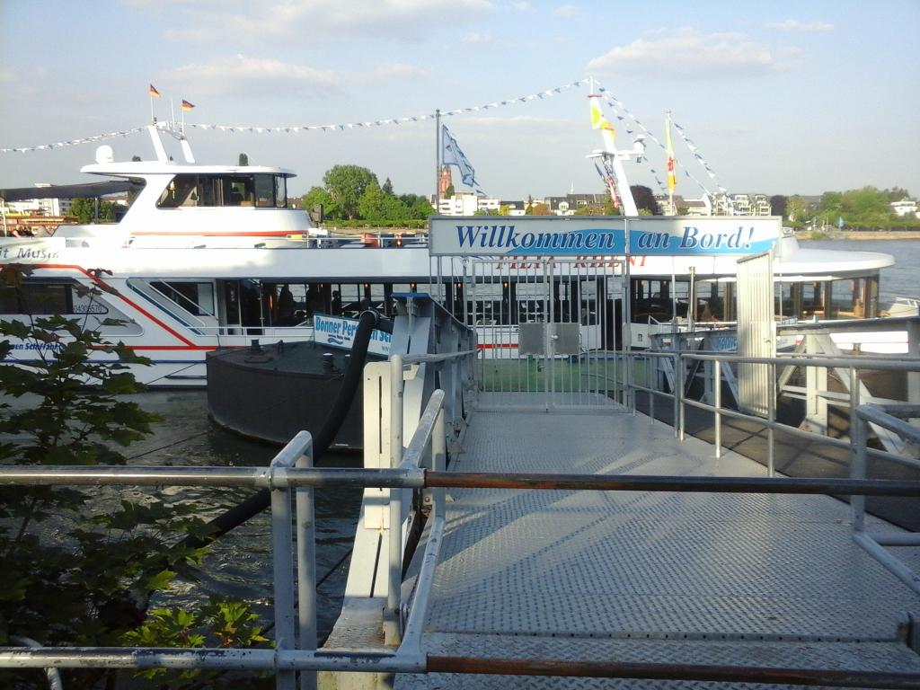 bonntouren's tweet photo. Wir sind gespannt, es geht gleich los!! @BPS_Bonn #Disco Lounge #DL15 #Bonn Der @welovepubs ist auch Schon da!! http://t.co/FW1lYjuNjB