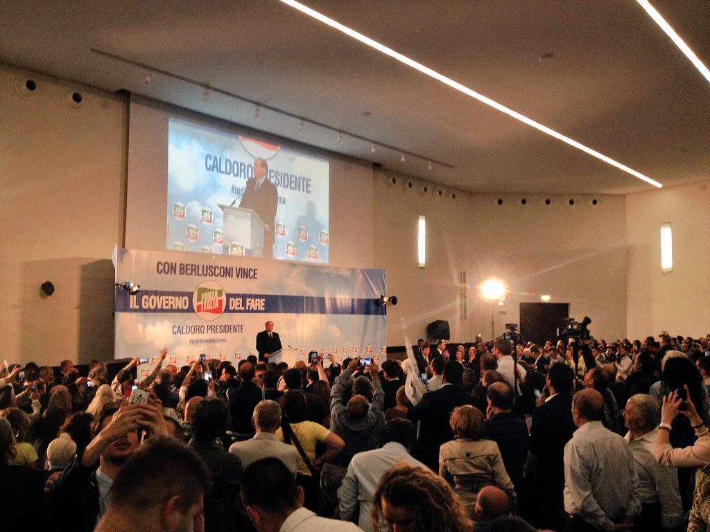 StefanoCaldoro's tweet photo. La #Campania accoglie @SBerlusconi15 con tanto entusiasmo e grandissima partecipazione. #finalmenteilFuturo http://t.co/sa9KTEDLAK