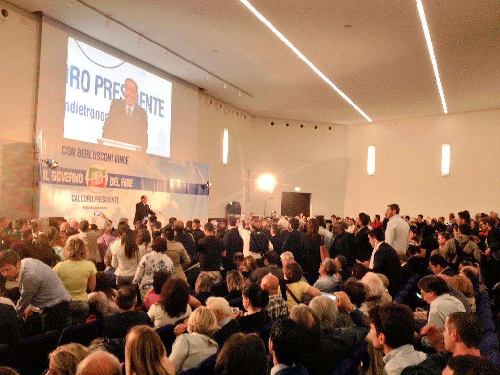 StefanoCaldoro's tweet photo. La #Campania accoglie @SBerlusconi15 con tanto entusiasmo e grandissima partecipazione. #finalmenteilFuturo http://t.co/sa9KTEDLAK