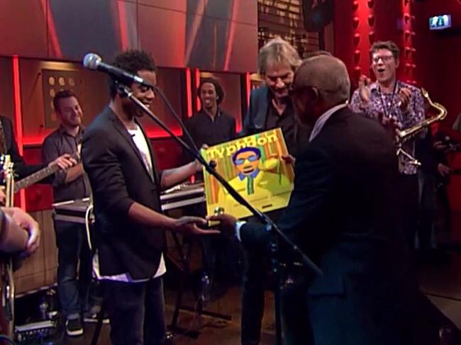 Jan_vdMeijden's tweet photo. @typhoon  #papaliefde #goud #goldrecord http://t.co/Y6kcT0QUtB