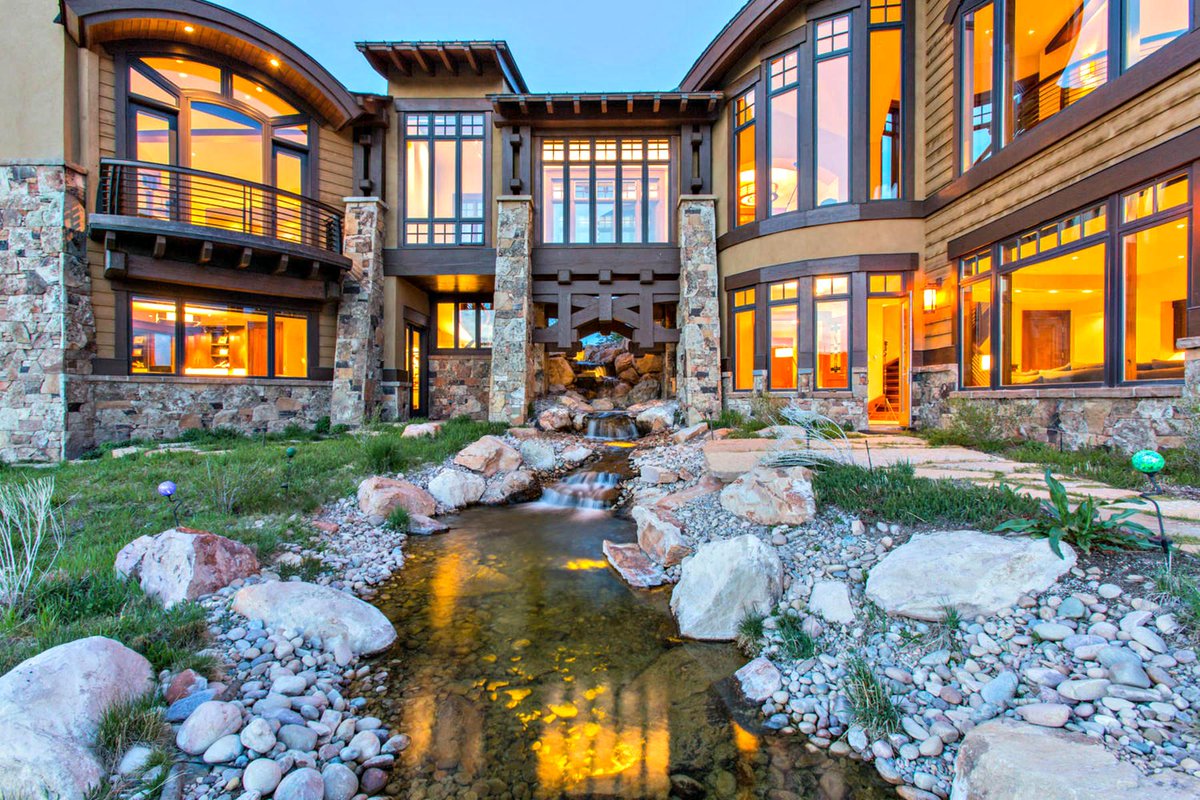 Indoor-Outdoor Living on Utah's #1 Golf Course! Listed by <a href="/SummitSIR/">Summit Sotheby's International Realty</a> luxre.com/r/9vcD