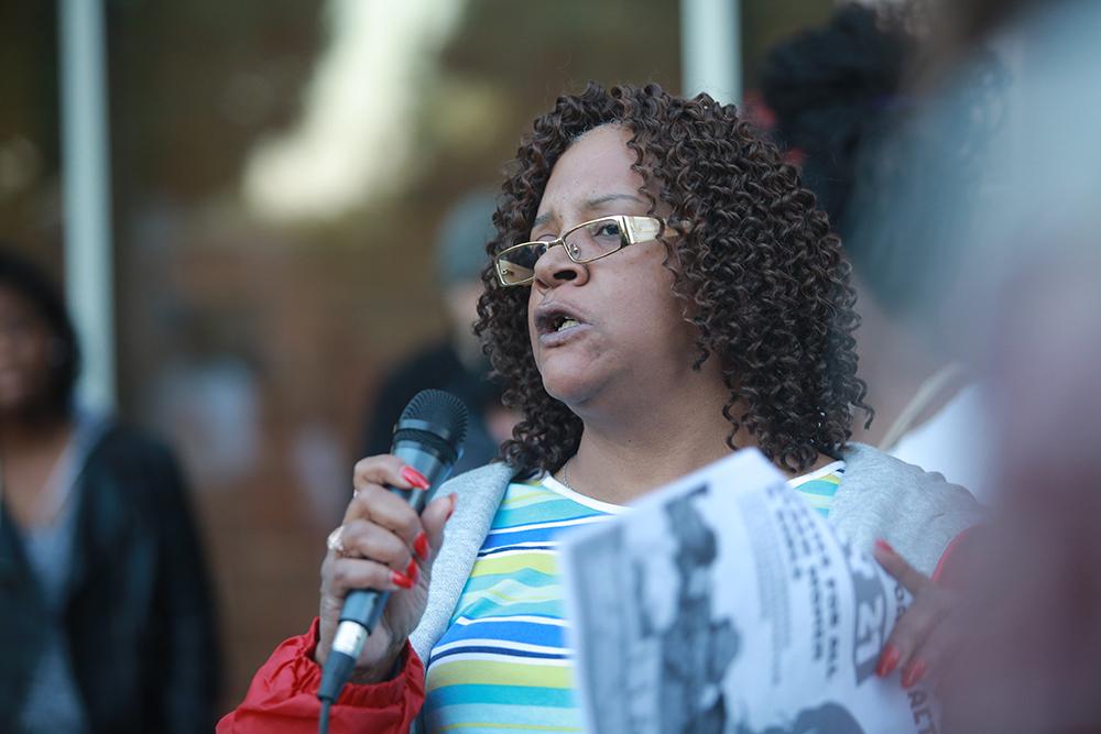 ChicagoReporter's tweet photo. #BlackWomenMatter rally at #police HQ last night commemorated #RekiaBoyd. Learn about her case:http://t.co/8DrfHBkDbG http://t.co/MYWmn1xenX