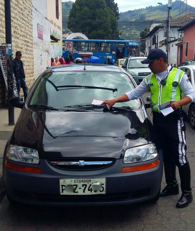 EcuNix's tweet photo. Control de VEHÍCULOS MAL ESTACIONADOS en las diferentes redes viales del #DMQ
√ Reducción de 3pts
√ 10% de una RBU http://t.co/ees0VRbrUz