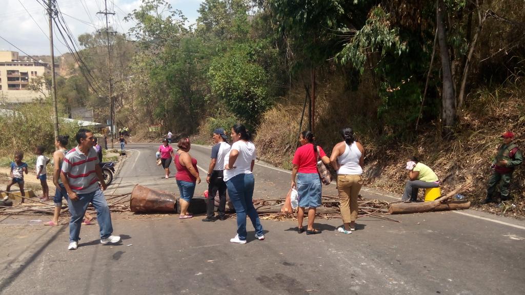 marupita's tweet photo. Restringido tránsito  av.Ppal Los Guayabitos altura d Monterrey y El Placer http://t.co/nEVtHsilyn https://t.co/4aE8lm