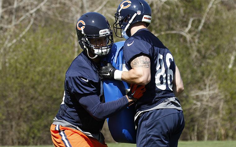 ChicagoBears's tweet photo. #Bears have 8 tight ends, but room doesn't feel cramped because of bond they've formed. Link: http://t.co/yAMDKRWQOq http://t.co/jJ7BPinLVu