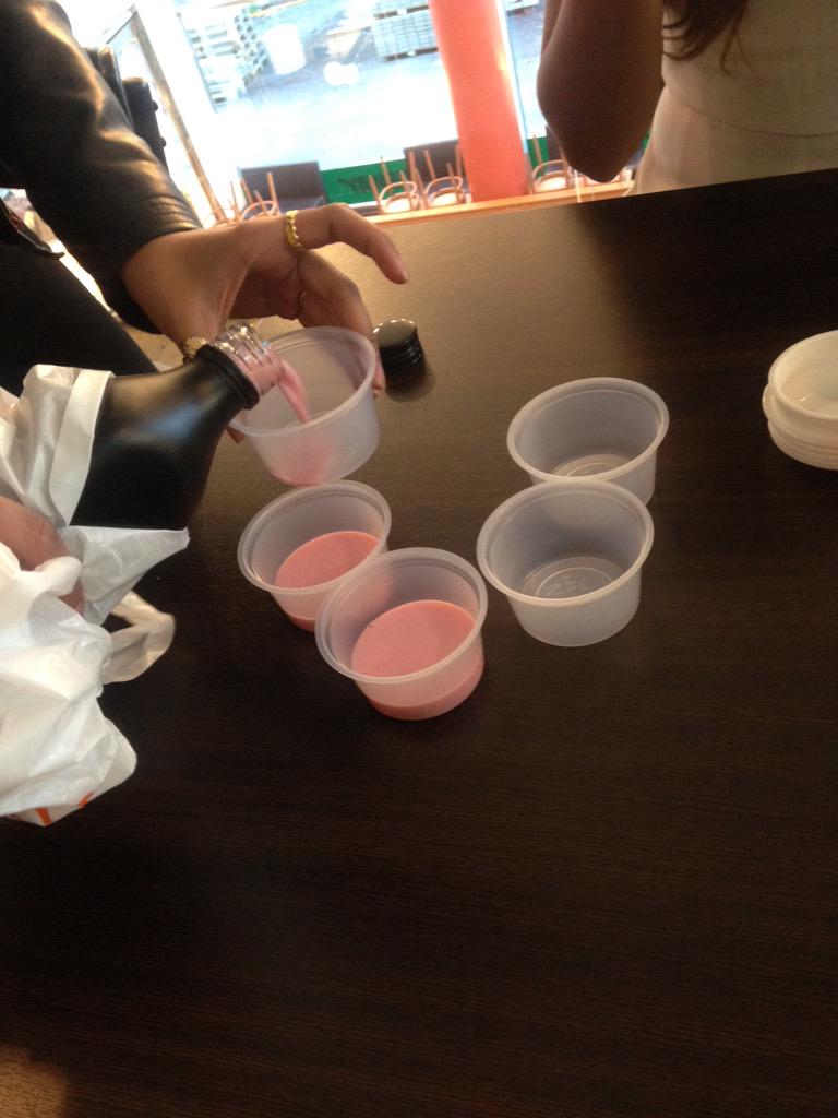 csilfors's tweet photo. Shots i take-away såsburkar är det nya. #livetpåspice http://t.co/KhH653ZHYK