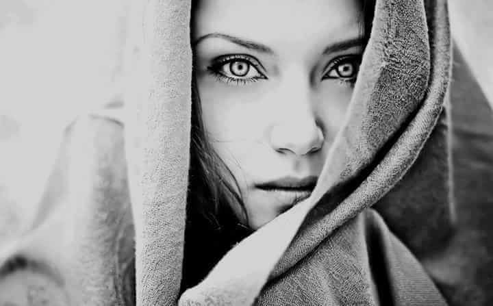 سألني أحد الأصدقاء .أين هيه ..؟؟ ف ضحكت 
وقلت نسيتهأ منذ زمن بعيد ...فقال لي ..
أخفي ..
دموعك ثم أكذب ..