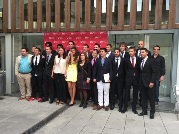 La promoció d'Enginyeries, molt contents, posen junts