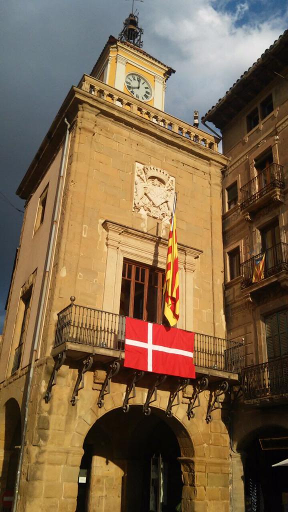 Foto: seguint les recomanacions d'<a href="/AMI__cat/">AMI</a> la balconada de l'<a href="/aj_vic/">Ajuntament de Vic</a> llueix la bandera de Dinamarca