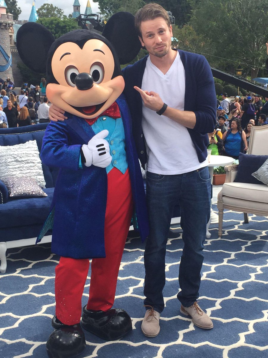 SanderMoses's tweet image. Post interview w/ @KTLA live frm @Disneyland #FrenchKissFilm star @TylerRitter got to hang w/ #MickeyMouse #Simpatico