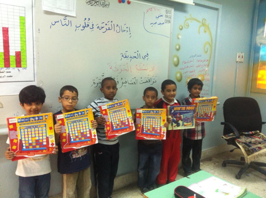 arqam1234's tweet photo. تكريم للمتفوقين من الصف الاول
وجلسة أخوية داخل الفصل http://t.co/rzXfztdXDZ
