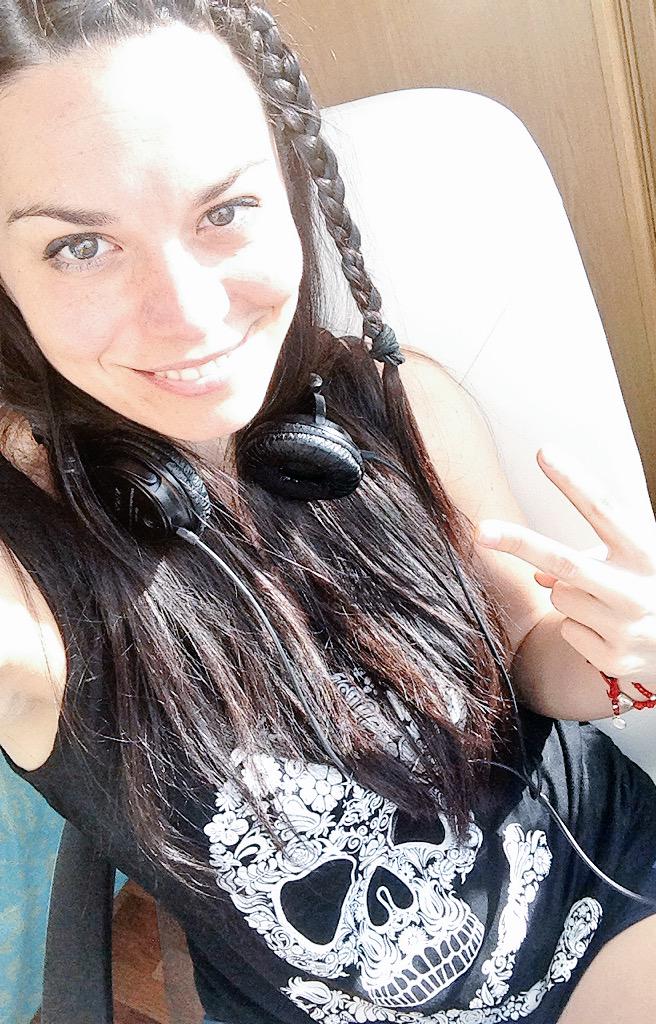 AinhoaOficial's tweet image. Otra tarde grabando maquetas en casita al sol. #Musica #Grabamos #HappyWeekend