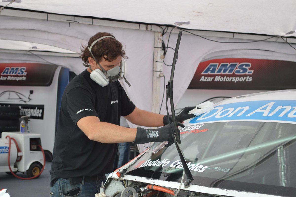 sheenstyle7's tweet photo. Se trabaja en los autos de Azar MotorSport @diegoazarok http://t.co/YaJYxuMhRR