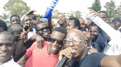 TECNOMobile254's tweet photo. How many people can you fit in a #selfie?  #BoomClubChallenge http://t.co/uPw1T9T7Kl