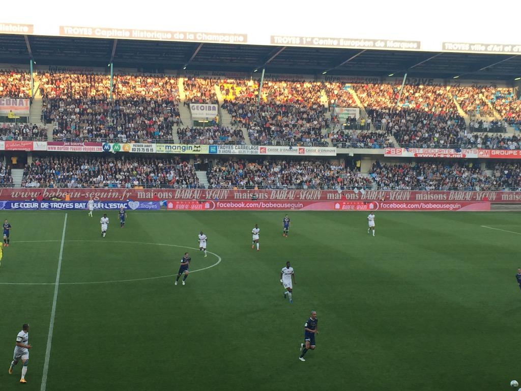 Cyrilhanouna's tweet photo. En direct du stade de l aube à Troyes ! @estac_officiel @MicheleLaroque http://t.co/FL9ekKYPbw