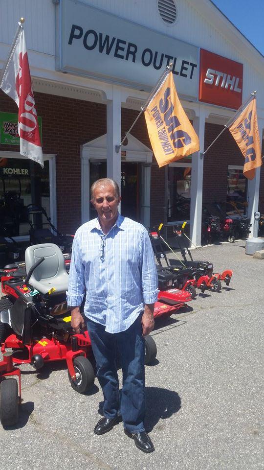 DCopeRacing's tweet photo. Today DC is out at our great sponsor, #ThePowerOutlet, checking out the lineup of #GravelyCommercialLawnMowers! http://t.co/gPY5R318UT