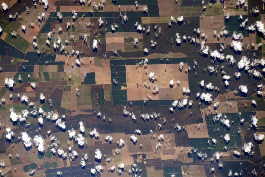 AstroTerry's tweet photo. Farm fields in central #Brazil #SouthAmerica http://t.co/3uugvp8dqF