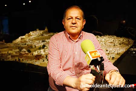 ElSoldAntequera's tweet photo. .@javierduqueATQ @PSOEAntequera1 “El empleo es la base fundamental de nuestro programa”  http://t.co/VZttmls7xv http://t.co/IPly1rM70F